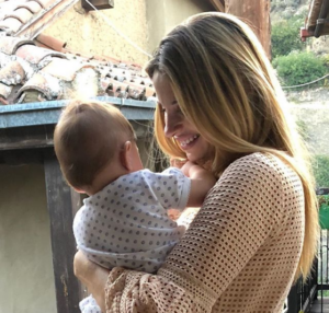 Χριστιάνα Αριστοτέλους:Καλοκαιρινή βόλτα στην παραλία με την κόρη της (BINTEO)