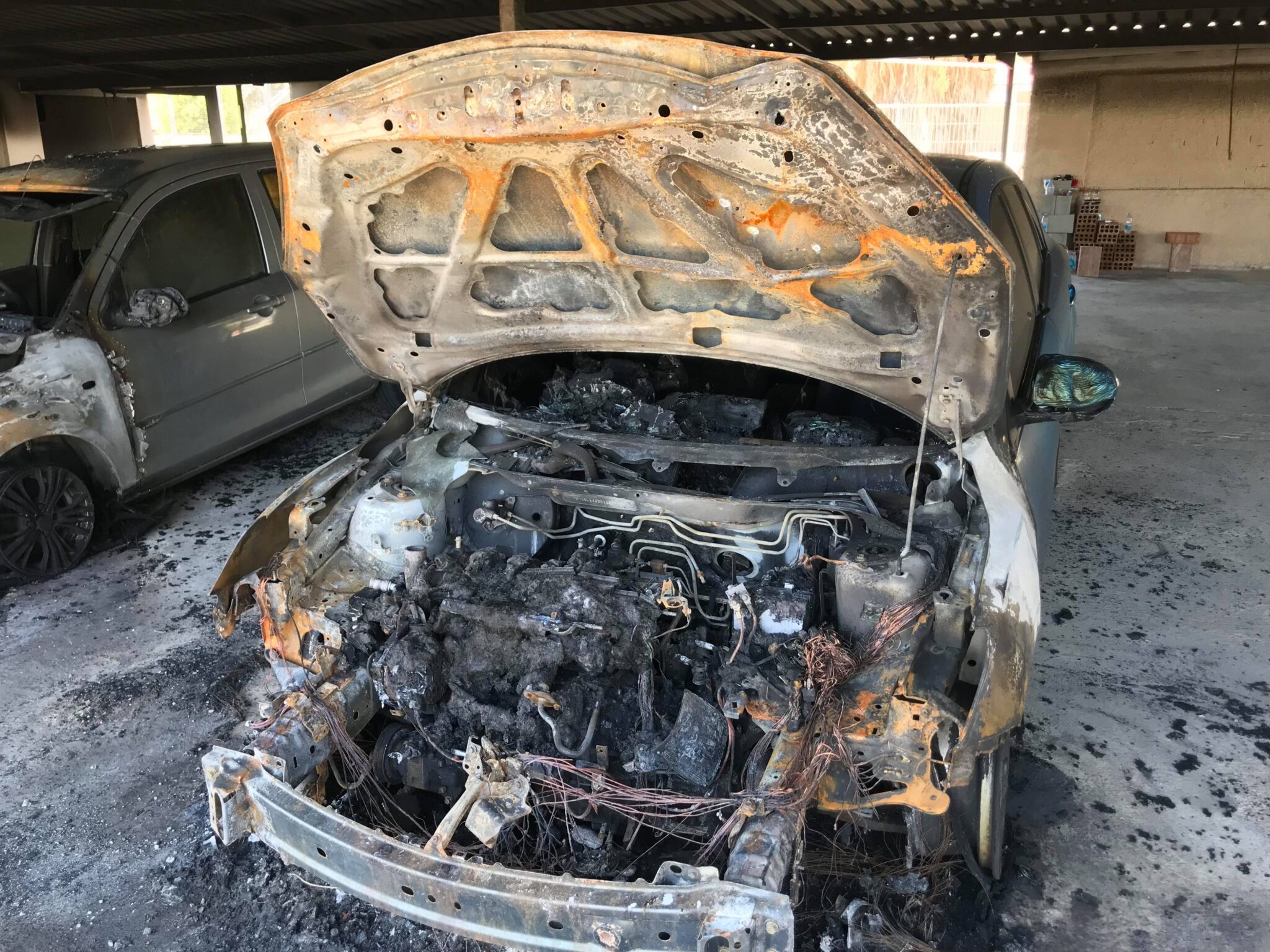 Στις φλόγες σταθμευμένο όχημα σε χωματόδρομο σε κοίτη ποταμού στη Λακατάμια