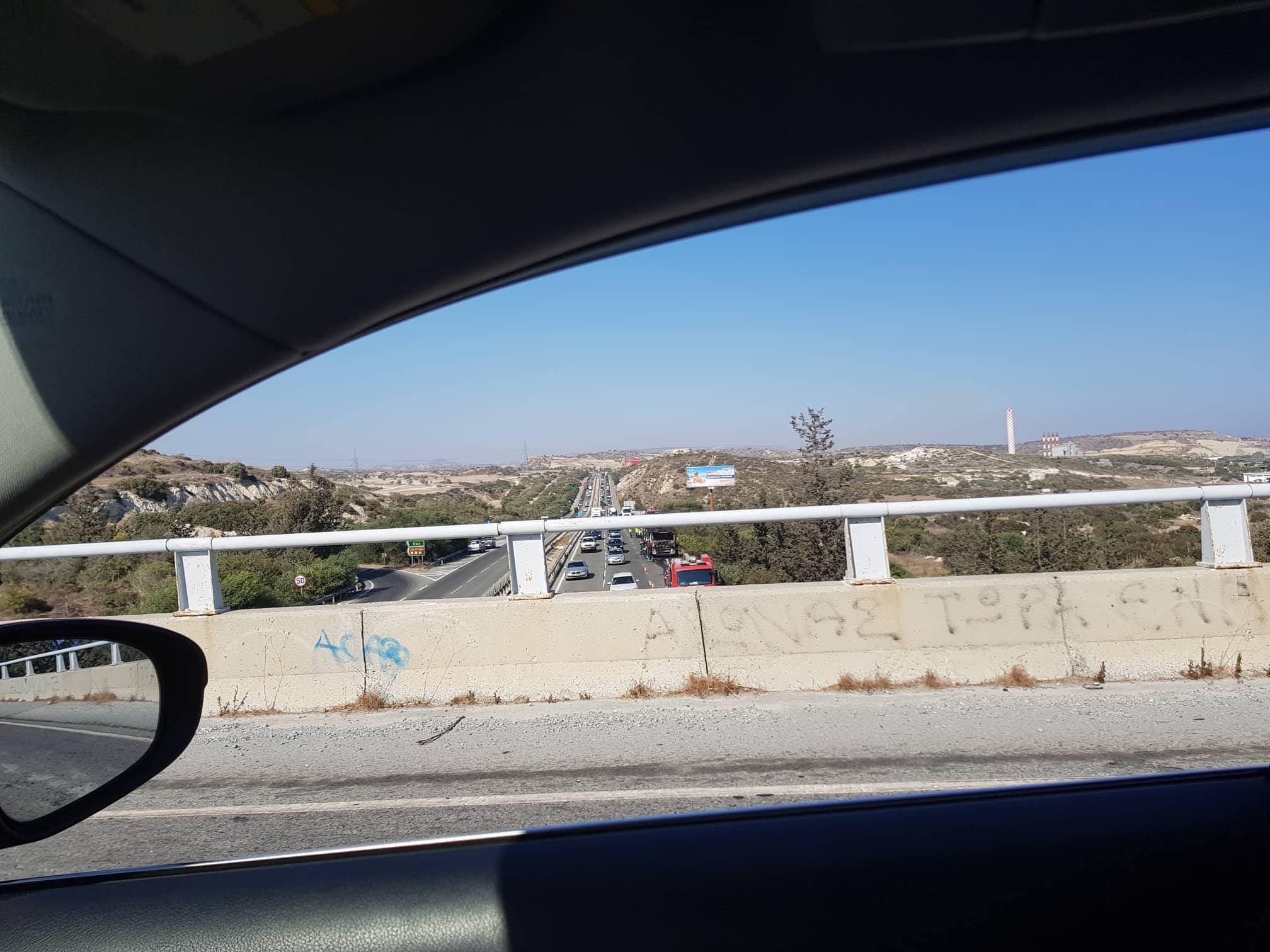 Φωτιά ξέσπασε σε φορτηγό στον αυτοκινητόδρομο Λευκωσίας – Λεμεσού (ΒΙΝΤΕΟ&ΦΩΤΟ)