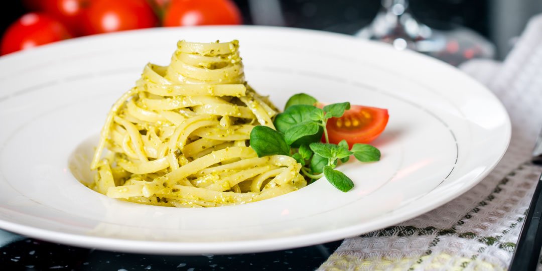 Λιγκουίνι με πέστο βασιλικού από τον Άκη Πετρετζίκη