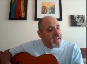 O Άγγελος Βότσης ερμηνεύει με την κιθάρα του "Το σπίτι που γεννήθηκα" (ΒΙΝΤΕΟ)