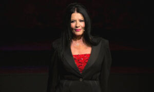 Ζωζώ Σαπουντζάκη: «Δύο μέρες κυκλοφορώ μ’ ένα φόρεμα. Δεν έχω τίποτα άλλο…»