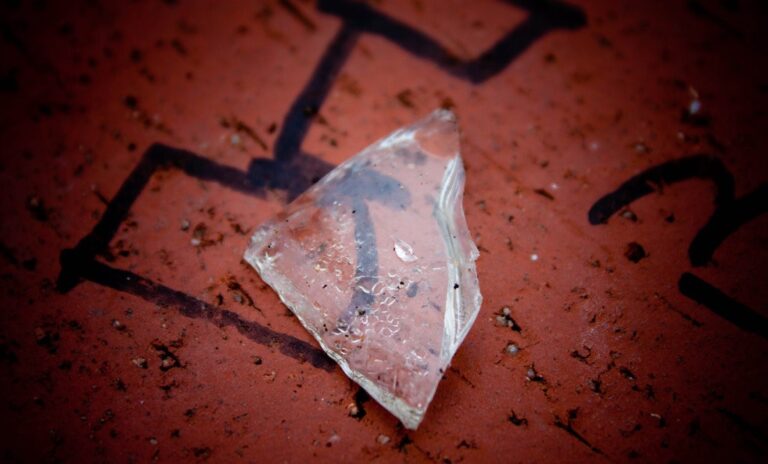 Κάρφωσε τον φίλο του με κομμάτι γυαλί και τον έστειλε στο Νοσοκομείο