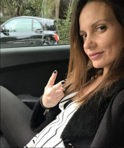 Ελένη Καρποντίνη: Ο δημόσιος καυγάς και το ξεκατίνιασμα με follower της (ΦΩΤΟ)