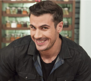 Aυτό είναι το κορίτσι που έκλεψε την καρδιά του κούκλου Άκη Πετρετζίκη (ΦΩΤΟ)