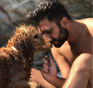 Mαρίνος Κόνσολος: Οι καλοκαιρινές διακοπές με την παρέα του στην Ελλάδα(ΦΩΤΟ)