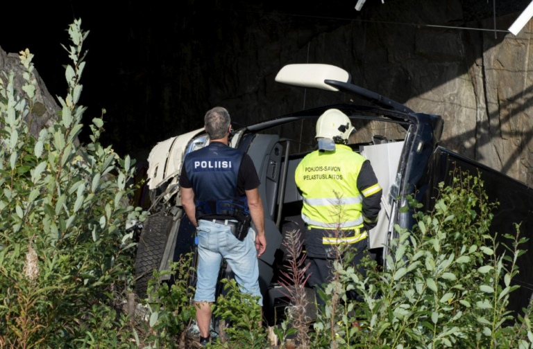 Τέσσερις νεκροί μετά από πτώση λεωφορείου από γέφυρα στη Φινλανδία (ΦΩΤΟ)