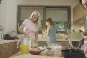 Η Ελένη Μενεγάκη στην… κουζίνα! Δείτε την να ετοιμάζει πρωινό(ΒΙΝΤΕΟ)