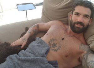 Ο Δημήτρης Αλεξάνδρου ποζάρει ολόγυμνος και αναστατώνει το γυναικείο κοινό(ΦΩΤΟ)