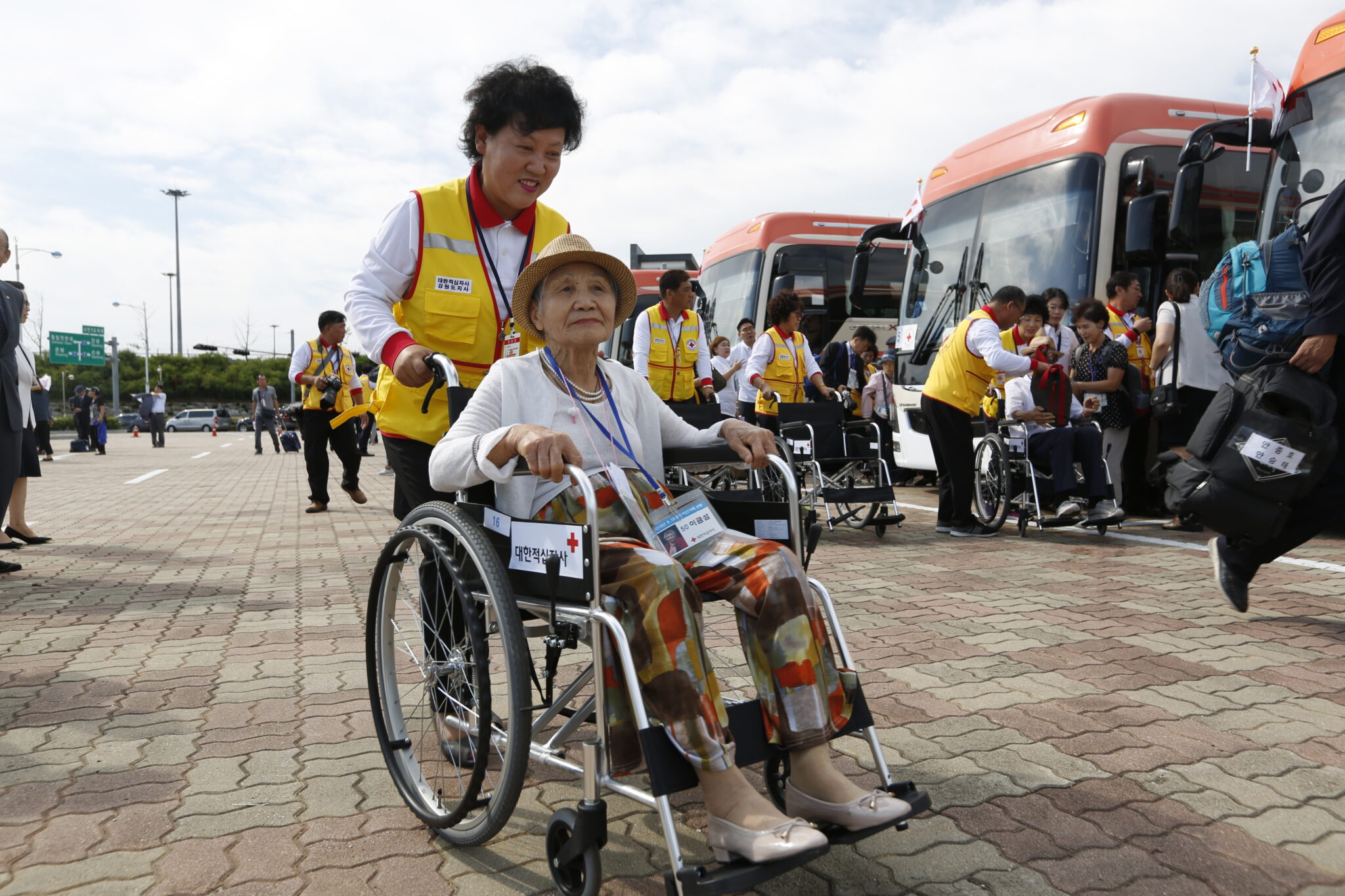Ηλικιωμένοι Νοτιοκορεάτες επισκέπτονται τη Β. Κορέα για να δουν συγγενείς (ΦΩΤΟ)