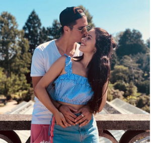 Αυτός είναι έρωτας!Ο Πιέρος πανηγυρίζει και κρατά στους ώμους του την Μαρία-ΦΩΤΟ