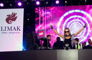 Αποθέωσε τα κατεχόμενα η Πάρις Χίλτον-Το υπέρογκο ποσό που πήρε(ΒΙΝΤΕΟ&ΦΩΤΟ)