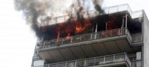 Μάχη με τις φλόγες έδωσε 41χρονη για να σώσει το σπίτι της (ΒΙΝΤΕΟ)