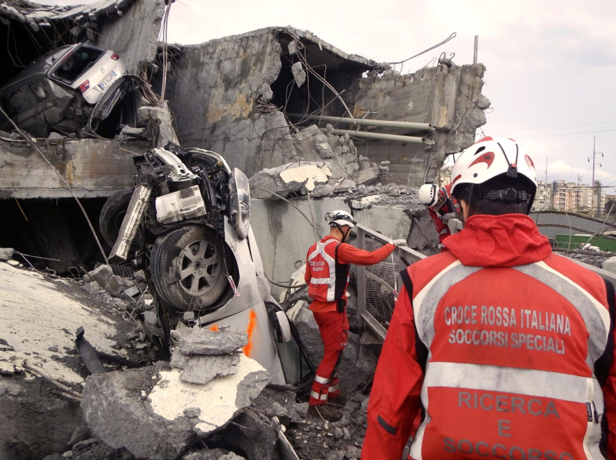 Εντοπίστηκαν κι άλλες σοροί στα συντρίμμια της γέφυρας στη Γένοβα