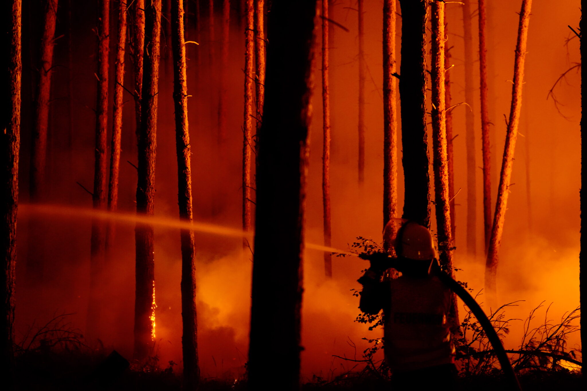Μεγάλη πυρκαγιά στα νότια του Πότσδαμ στη Γερμανία (ΦΩΤΟ)