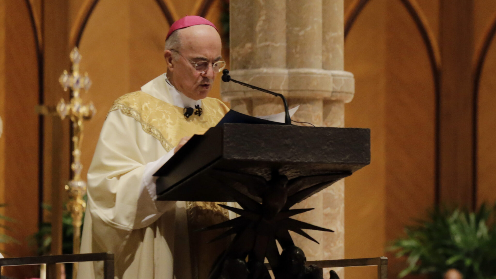 Ιταλός Αρχιεπίσκοπος ζητά από τον Πάπα Φραγκίσκο να παραιτηθεί