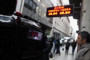 Αργεντινή: Πτώση στο πέσο, παρά την αύξηση του βασικού επιτοκίου στο 60%