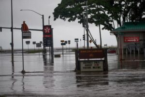 Χαβάη: Έντονες βροχοπτώσεις και πλημμύρες προκάλεσε ο τυφώνας Λέϊν