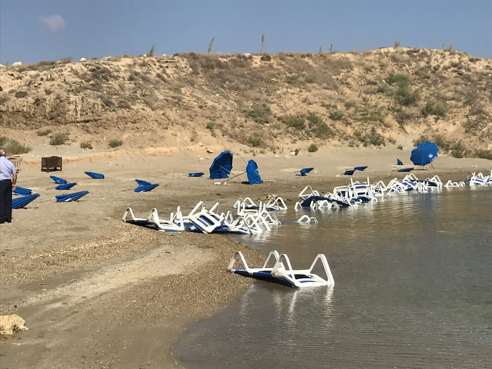 Ασυνείδητοι τα έκαναν "γης μαδιάμ" στην παραλία Γλυκύ Νερό (ΒΙΝΤΕΟ)