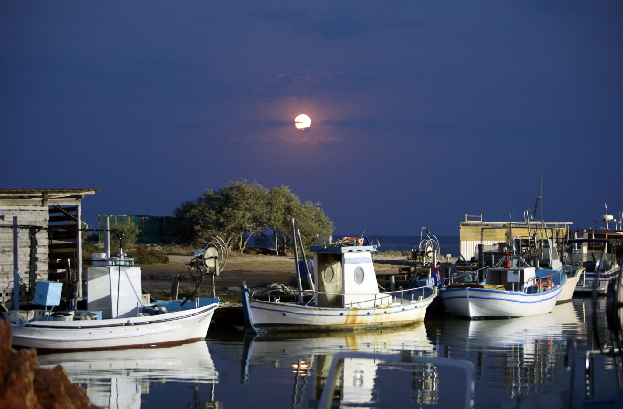 Εντυπωσιακές εικόνες της Αυγουστιάτικης πανσέληνου από τον ποταμό Λιοπετριού