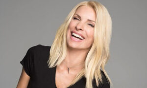 Ελένη Μενεγάκη: Ποζάρει με δυο άλογα και με τους γείτονές της (ΦΩΤΟ)