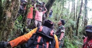 Ινδονησία: "Θαύμα" μέσα από τα συντρίμμια πολύνεκρου αεροπορικού δυστυχήματος