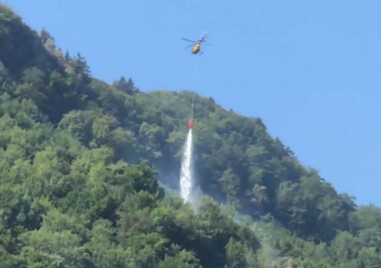 Μικρό αεροσκάφος συνετρίβη στην Ελβετία και άρπαξε φωτιά