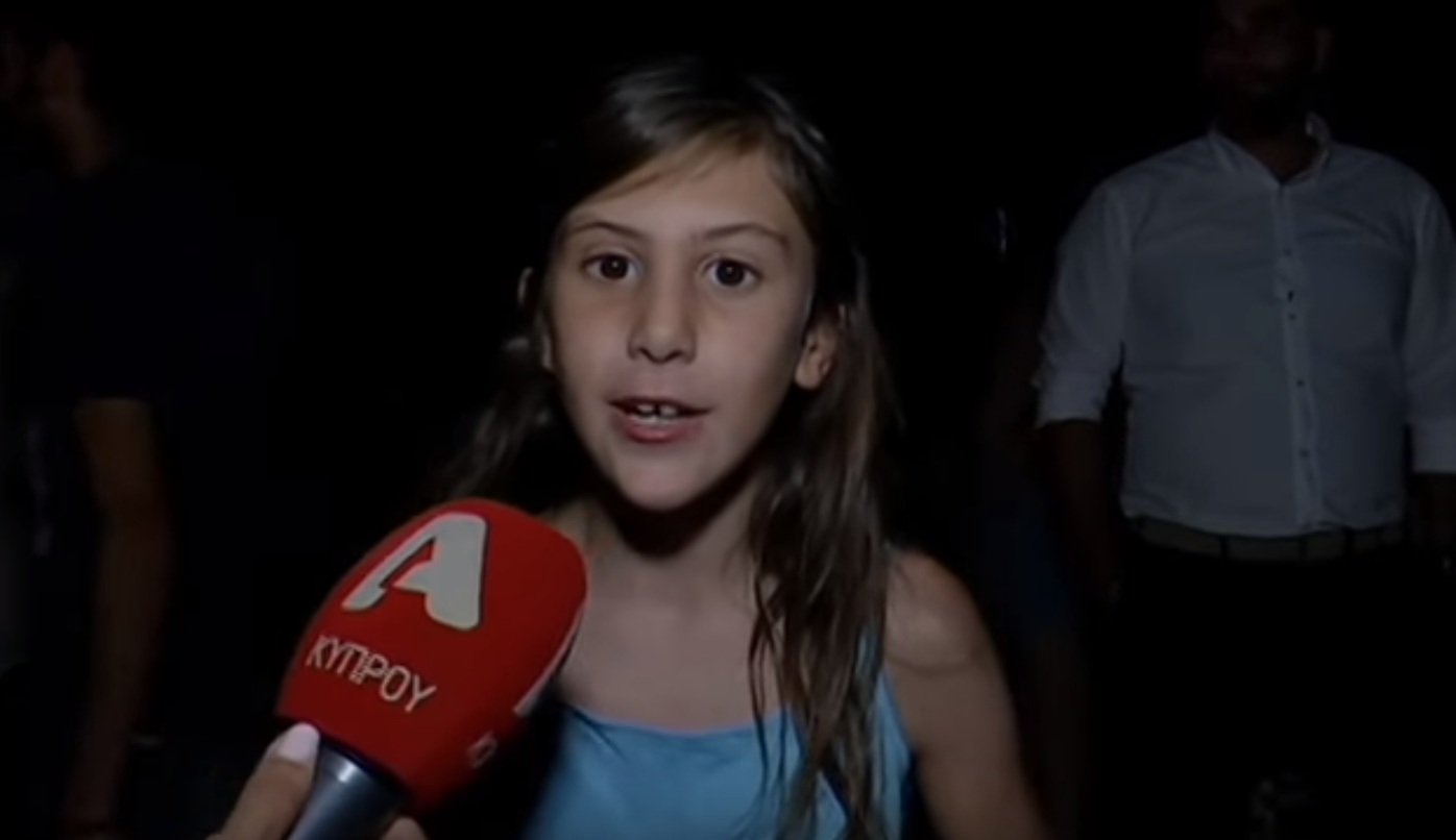 “Όλα θα πάνε καλά”, φωνάζει η μικρή Αντωνία στους πυρόπληκτους Έλληνες (ΒΙΝΤΕΟ)