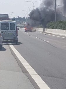 Φωτιά σε εν κινήσει όχημα στον αυτοκινητόδρομο Λάρνακας-αεροδρομίου (ΒΙΝΤΕΟ)