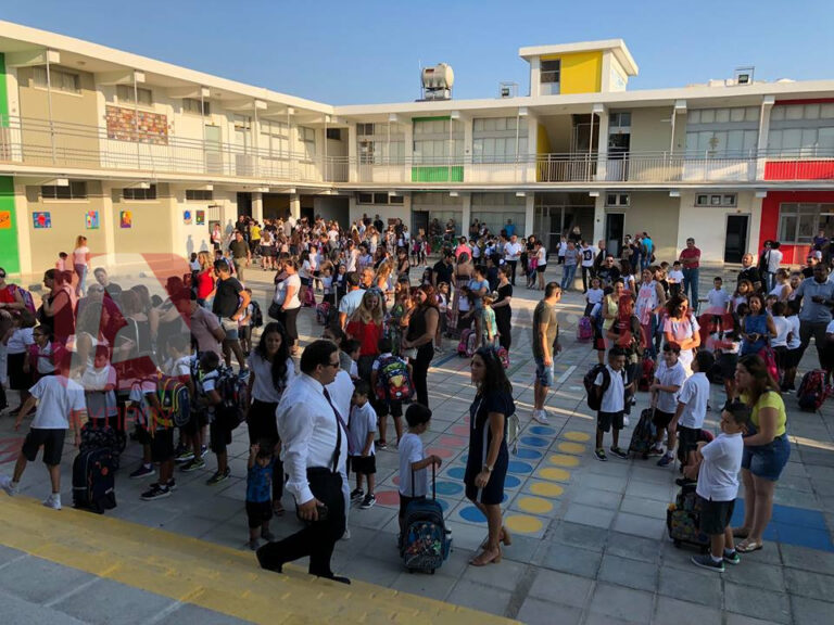 Πρώτο κουδούνι: Εν μέσω κρίσης επέστρεψαν στα θρανία τους οι μαθητές (ΦΩΤΟ)