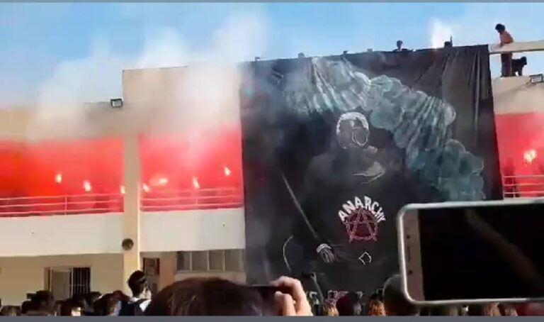 Επιστροφή στα θρανία με καπνογόνα και κροτίδες… (ΒΙΝΤΕΟ)