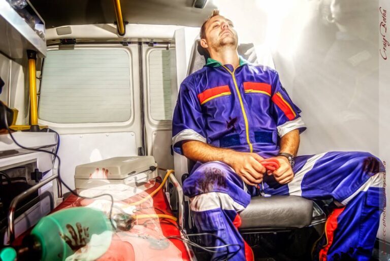 Ρίγη συγκίνησης προκαλεί γυναίκα τραυματίας σε μέλος του πληρώματος ασθενοφόρου