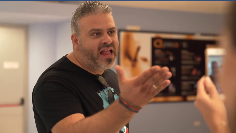 Ο Λούης Πατσαλίδης σε ρόλο… ηθοποιού στη σειρά "Η Φαμίλια" (ΒΙΝΤΕΟ)