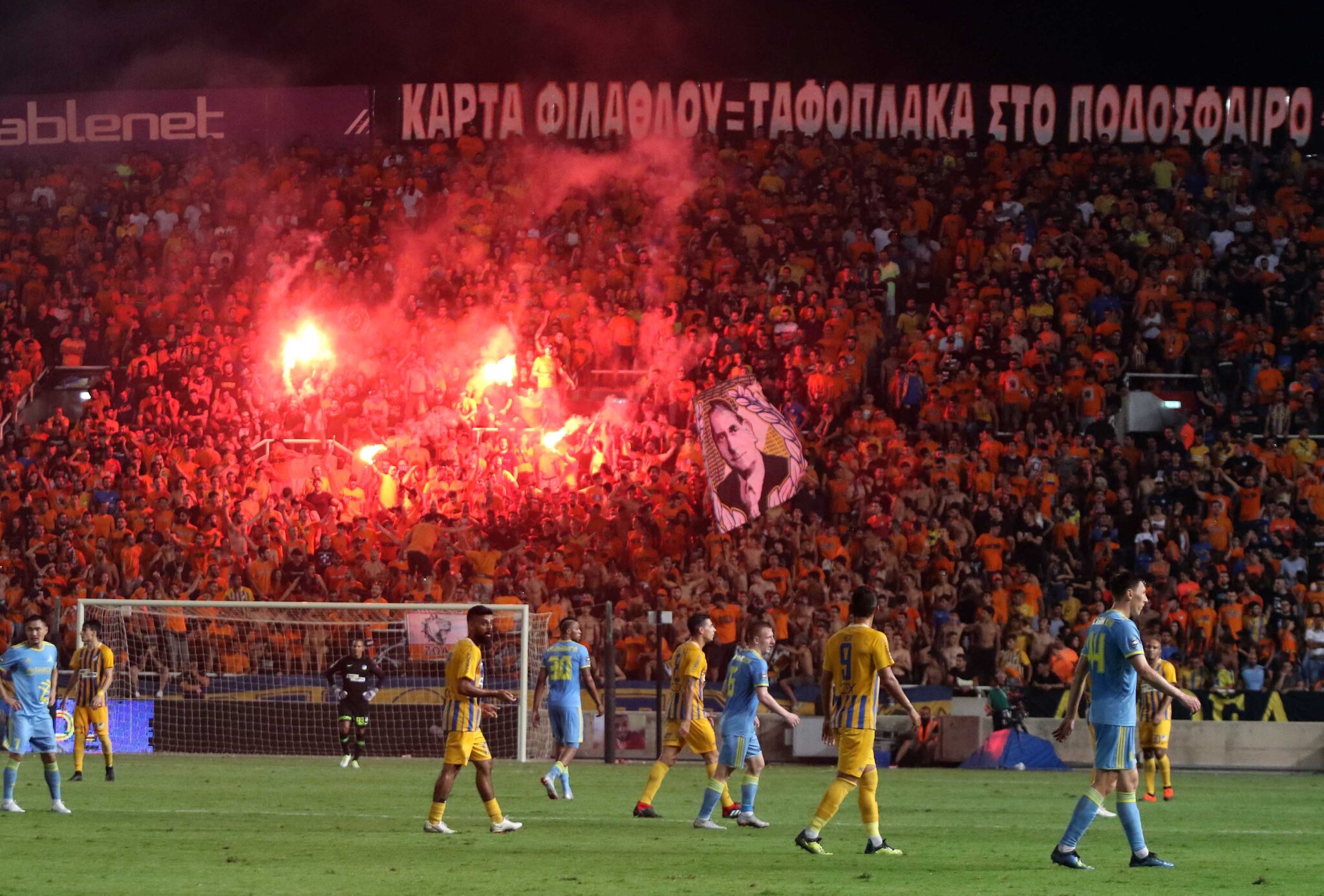 Πρόστιμο και κλείσιμο κερκίδας στον ΑΠΟΕΛ από την UEFA