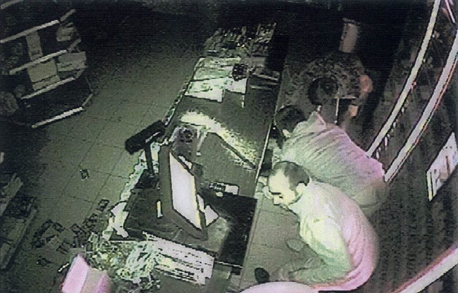 Δεν κατάφερε να ακινητοποιήσει τον ληστή, αλλά πήρε πίσω τα κλεμμένα τσιγάρα…