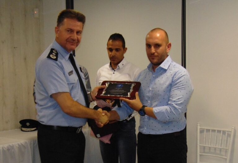 Τίμησαν τους δύο αστυνομικούς που τραυματίστηκαν στην απόπειρα φόνου (ΦΩΤΟ)