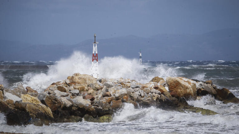 Σφοδρή κακοκαιρία πλήττει την Ελλάδα, εν αναμονή του κυκλώνα "Ξενοφών" (ΦΩΤΟ)