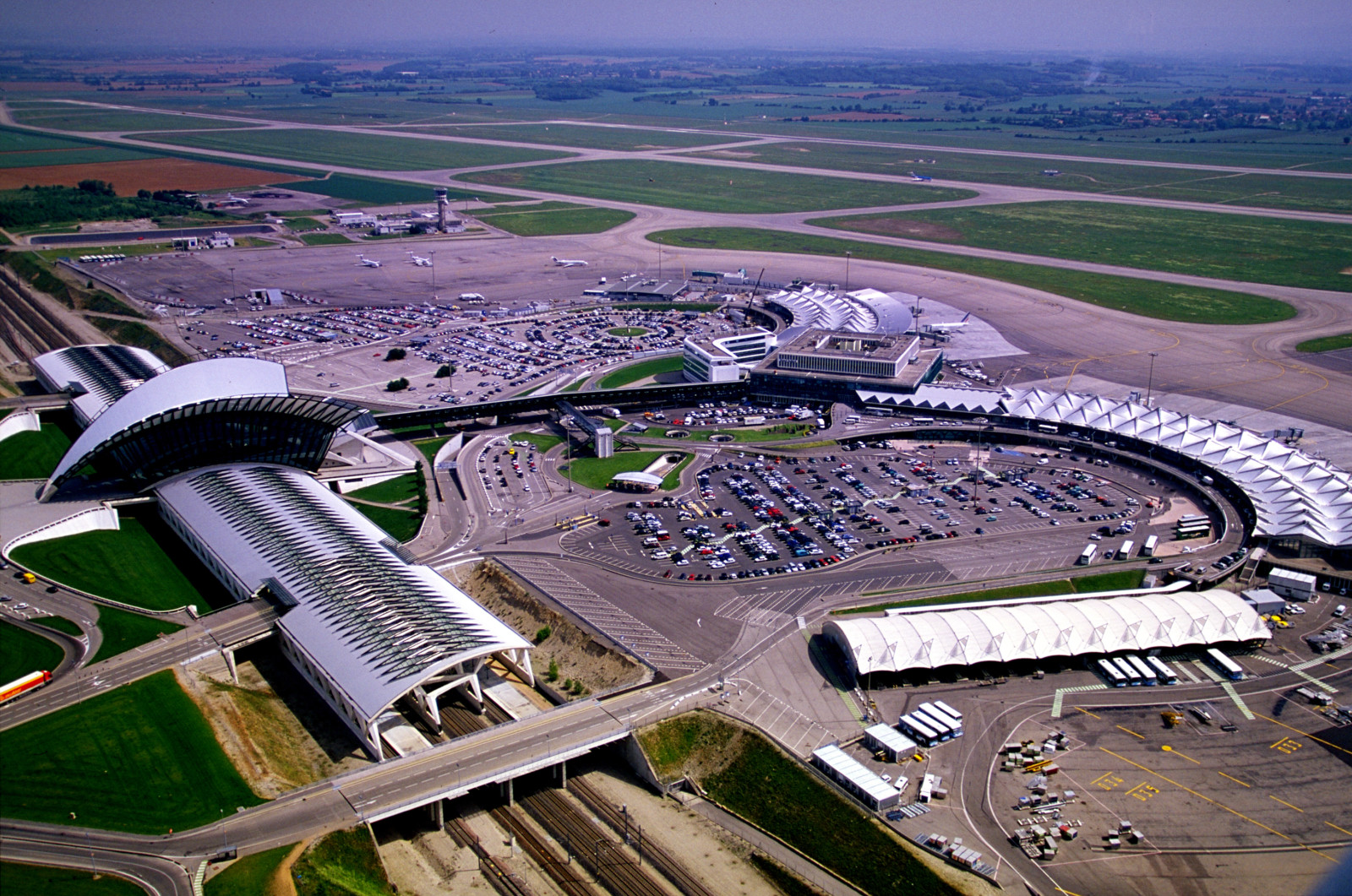 Συναγερμός στο αεροδρόμιο της Λυών από ανθρωποκυνηγητό στο δίαυλο (ΒΙΝΤΕΟ)