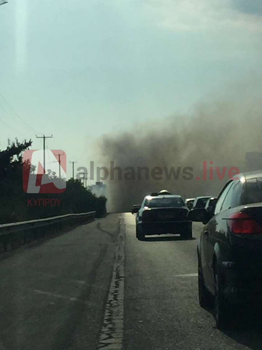 Πυρκαγιά ξέσπασε στον αυτοκινητόδρομο έξω από τη Γερμασόγεια (ΒΙΝΤΕΟ&ΦΩΤΟ)