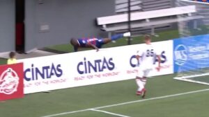 Πήγε να πανηγυρίσει αλλά γκρεμίστηκε στη διαφημιστική πινακίδα (ΒΙΝΤΕΟ)