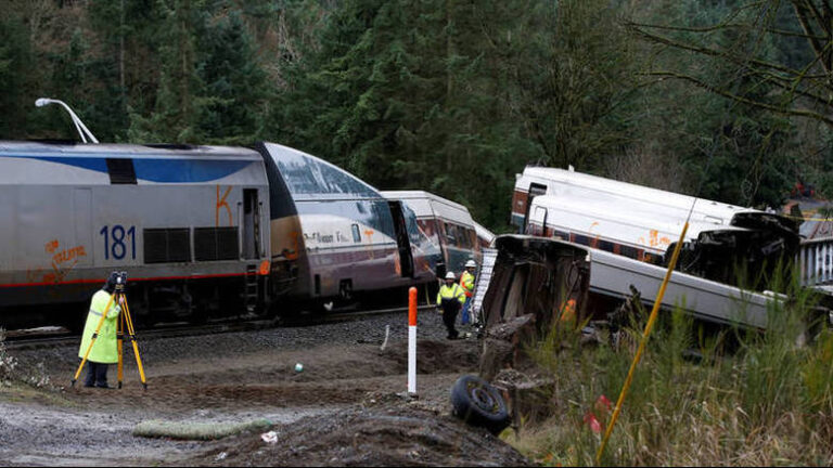 Νεκρός οδηγός τρένου μετά από σύγκρουση με λεωφορείο στην Αυστρία