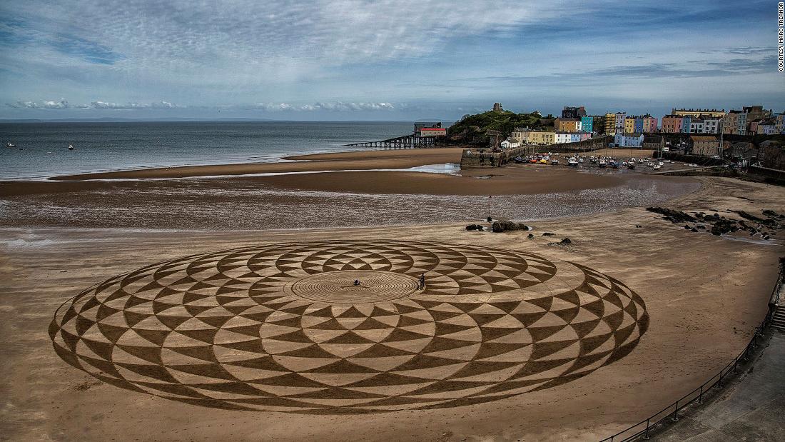 Τα "μυστηριώδη" έργα τέχνης στις ουαλλικές ακτές (ΒΙΝΤΕΟ&ΦΩΤΟ)