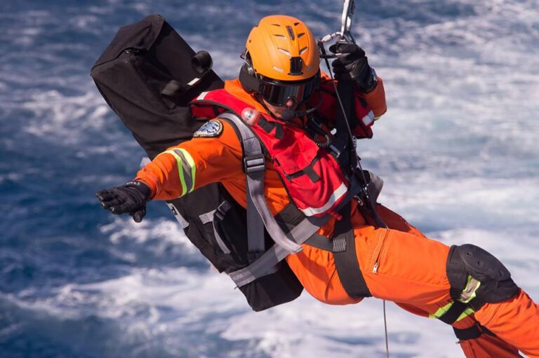 Οι αφανείς ήρωες της Λιμενικής συγκλονίζουν με προσωπικές ιστορίες (ΒΙΝΤΕΟ)