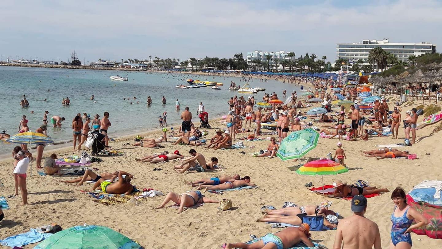 Πλήθος κόσμου κατακλύζει τις παραλίες της Αγίας Νάπας (ΦΩΤΟ)