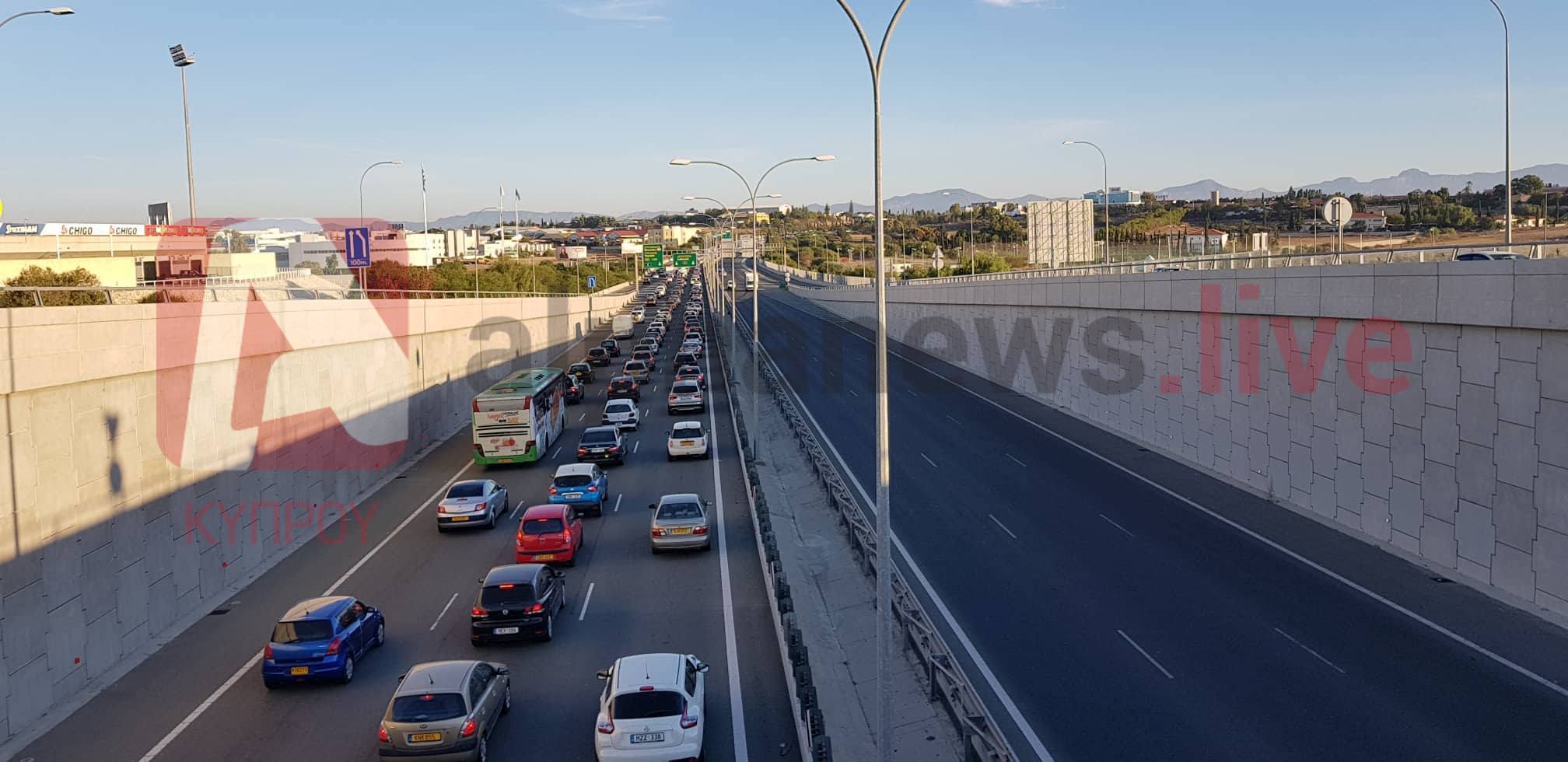 Ανατροπή οχήματος και τραυματισμός οδηγού στην είσοδο της Λευκωσίας (ΦΩΤΟ)