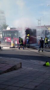 Στις φλόγες "τυλίχθηκε" λεωφορείο στη Λάρνακα (ΦΩΤΟ)