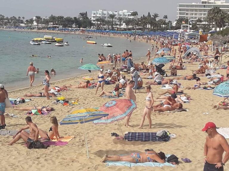 Γεμάτες οι παραλίες της Αγίας Νάπας τον Οκτώβριο (ΦΩΤΟ)