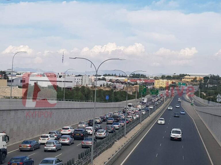 Kυκλοφοριακό χάος στην είσοδο της Λευκωσίας από καραμπόλα τριών οχημάτων (ΦΩΤΟ)