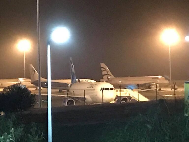 Η στιγμή που η Cobalt Air ανακοινώνει στους επιβάτες την ακύρωση της πτήσης τους