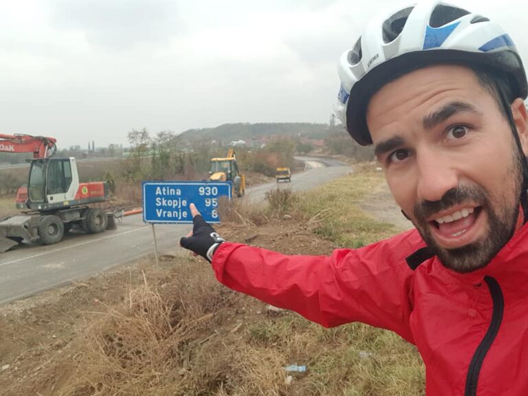 Ο Ελπιδοφόρος ταξιδεύει με το ποδηλάτο του αναζητώντας… καλοσύνη! (ΒΙΝΤΕΟ)